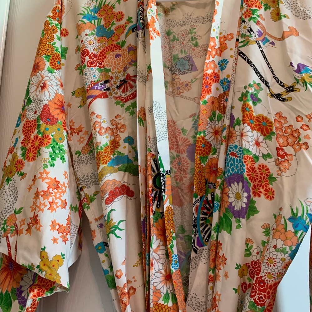 Gorgeous bright like new Japanese light Kimono Robe 54” long
